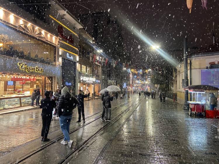 <p><strong>Taksim’de yılın ilk karı lapa lapa yağdı</strong><br />
<br />
Taksim’de yılın ilk karı lapa lapa yağdı. İstiklal Caddesi’nde vatandaşlar karın tadını bol bol fotoğraf çekerek çıkardı.</p>
