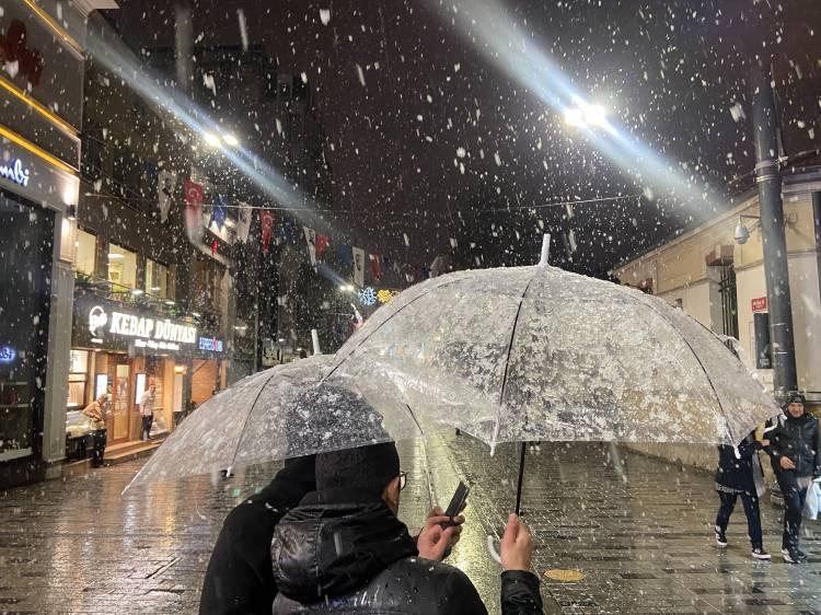 <p>İstanbul’da uzun süredir beklenen kar gece saatlerinde etkisini gösterdi. İstanbul’un birçok ilçesinde kar geçişleri meydana geldi. </p>

<p> </p>
