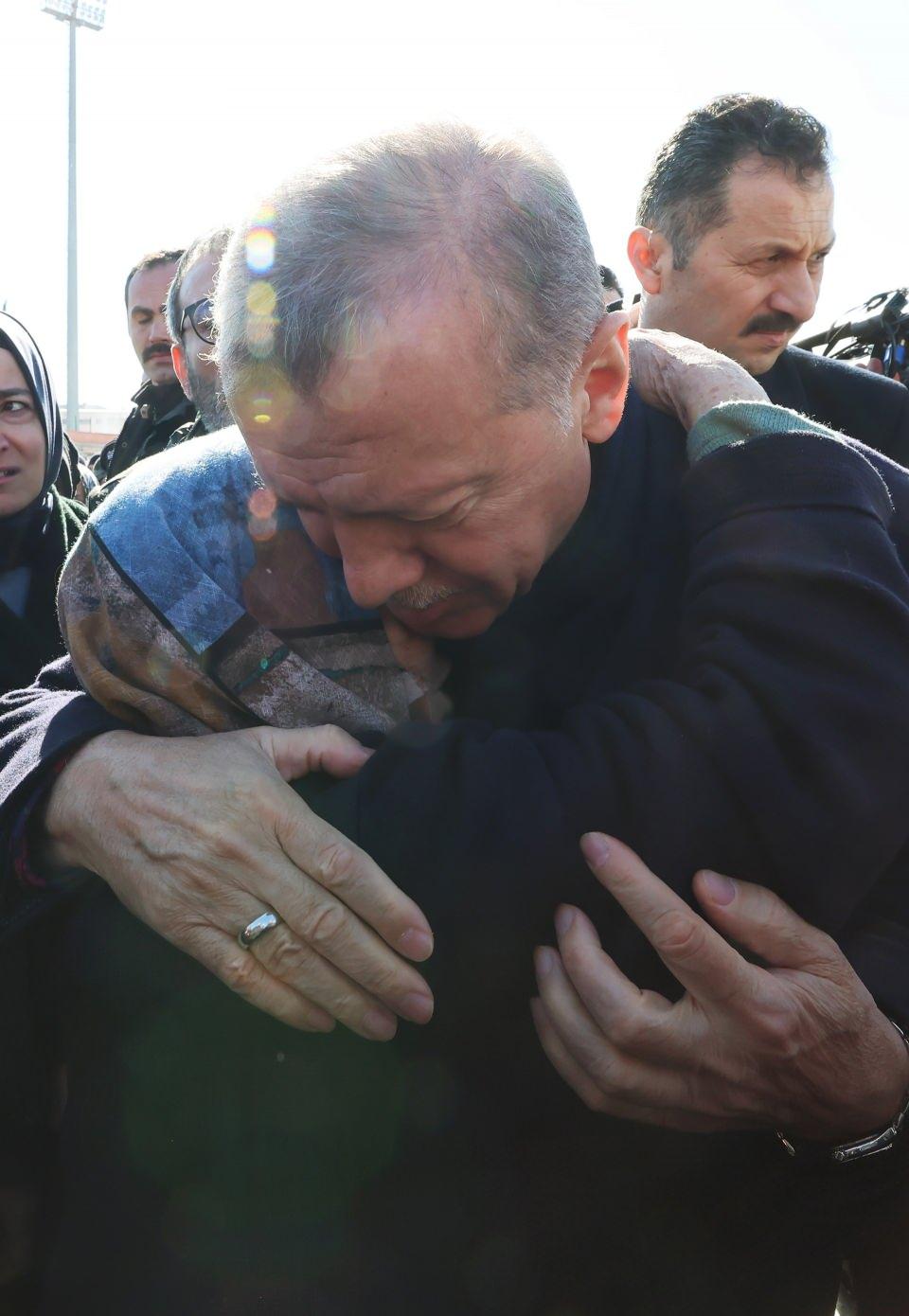 <p>Cumhurbaşkanı Recep Tayyip Erdoğan, merkez üssü Kahramanmaraş'ın Pazarcık ve Elbistan ilçeleri olan 7,7 ve 7,6 büyüklüğündeki depremlerin ardından AFAD tarafından Onikişubat Stadyumu'nda kurulan çadır kentte incelemelerde bulundu. Cumhurbaşkanı Erdoğan, burada vatandaşlarla görüştü.</p>

<p> </p>

