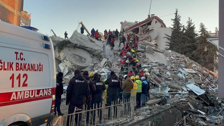 <p>Merkez Batıkent Mahallesi'ndeki Ayşe-Polat Sitesi'ndeki binanın enkazından ses alınması üzerine bölgedeki çalışmalar yoğunlaştırıldı.</p>
