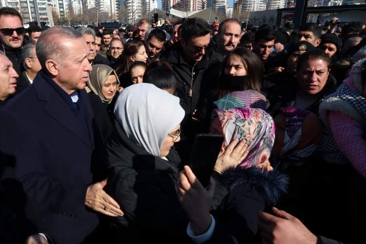 <p>Cumhurbaşkanı Recep Tayyip Erdoğan, eşi Emine Erdoğan ile birlikte, 'Asrın felaketi' olarak nitelendirilen Kahramanmaraş merkezli 10 ili etkileyen depremlerin ardından geldiği Diyarbakır'da çadır kentte incelemelerde bulunarak depremzede vatandaşlara geçmiş olsun dileklerini iletti.</p>
