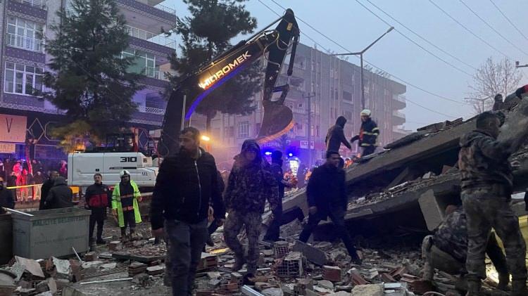<p>Kahramanmaraş'ın Pazarcık ilçesinde 7,4 büyüklüğünde deprem meydana geldi.</p>
