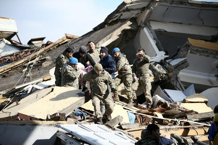 <p>Merkez üssü Kahramanmaraş'ın Pazarcık ve Elbistan ilçeleri olan, 10 ili etkileyen 7,7 ve 7,6 büyüklüğündeki depremlerin ardından Antakya'da yıkılan binaların enkazlarında arama kurtarma çalışmaları devam ediyor.</p>

<p>Atatürk Caddesi'nde bir binanın enkazında AFAD koordinesinde İHH ve jandarma ekiplerince gerçekleştirilen çalışmalarda, enkaz altında kalanlar olduğunu tespit etti.</p>

<p> </p>
