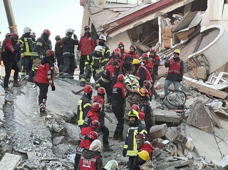 <p>Depremden 76 saat sonra sıkıştığı yerden çıkarılan yaralılar, ambulanslarla hastaneye sevk edildi.</p>
