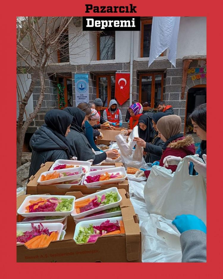 <p>Kızılay deprem bölgesi için ayrıca il il dağıtım noktaları listesini paylaştı.</p>
