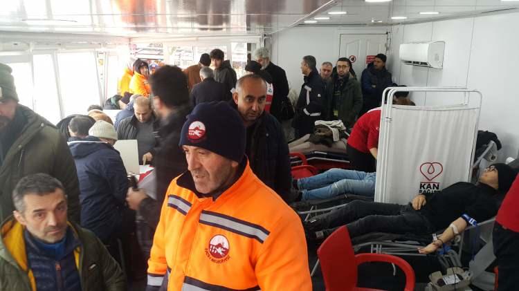 <p><strong>İSTANBUL</strong></p>

<p>Bağışçı Ahmet Cevahir, Türk Kızılay'ın çağrısı üzerine kan vermeye geldiğini belirterek, depremzedelere geçmiş olsun dileklerini iletti. Cevahir, vatandaşlara kan vermeleri için çağrıda bulundu.</p>

<p> </p>

