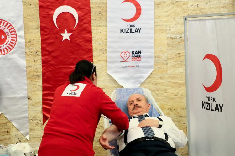 <p>TBMM Başkanı Mustafa Şentop, Kahramanmaraş merkezli ve 10 ili etkileyen iki depremin ardından TBMM'de düzenlenen, Kızılay kan bağışı kampanyasına katıldı.</p>
