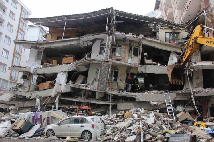 <p>Kahramanmaraş'ta meydana gelen depremde Gaziantep, Osmaniye, Malatya, Adıyaman, Adana, Diyarbakır, Kilis ve Şanlıurfa'da yüzlerce bina yıkıldı. 13,5 milyon vatandaşın etkilendiği depremde kurtarma çalışmaları da tüm hızıyla devam ediyor.</p>
