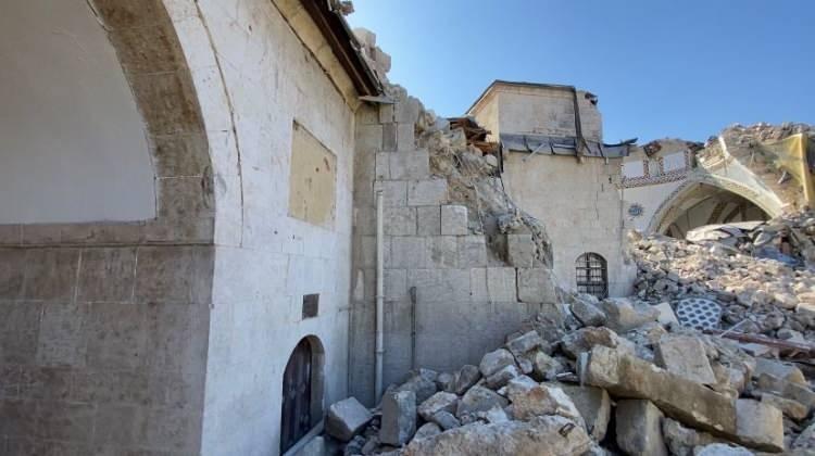 <p>Hatay’da depremde yıkılan 14 asırlık Habib-i Neccar Camisi'nde ilk kez cuma namazı kılınamadı. </p>
