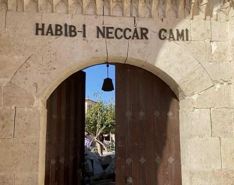 <p>1400 yıl önce inşa edilen ve Anadolu'nun ilk camisi olarak kabul edilen Hatay Antakya'daki Habib-i Neccar Camisi de depreme dayanamadı. Tarihi camide ilk kez cuma namazı kılınamadı.</p>
