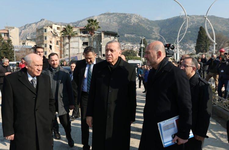 <p>Cumhurbaşkanı Recep Tayyip Erdoğan ve MHP lideri Devlet Bahçeli Hatay'da depremlerden etkilenen bölgeleri ziyaret etti.</p>
