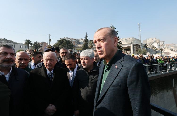 <p>Cumhurbaşkanı Erdoğan ve Bahçeli, yurtdışından gelen arama kurtarma ekipleriyle tek tek görüşerek teşekkür etti. </p>
