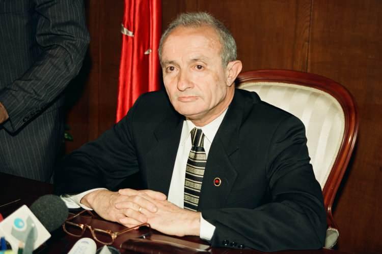 <p>Dönemin Yargıtay Cumhuriyet Başsavcısı Vural Savaş (fotoğrafta), 21 Mayıs 1997'de iktidarın büyük ortağı Refah Partisi (RP) hakkında kapatma davası açmıştı. </p>
