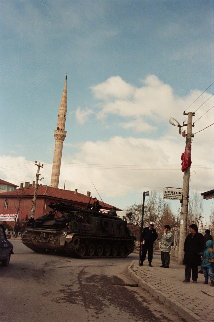 <p>Türk siyasi tarihine "Postmodern darbe" olarak geçen 28 Şubat 1997'deki Milli Güvenlik Kurulu (MGK) toplantısının üzerinden 26 yıl geçti. Etimesgut Zırhlı Birlikler Okuluna ait tanklar 4 Şubat 1997'de Sincan'da motorlu yürüyüş yaparak Akıncı Üssü'ne gitmişti. </p>
