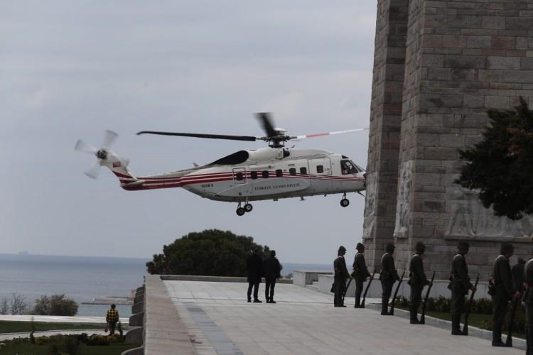 <p>Cumhurbaşkanı Recep Tayyip Erdoğan helikopterle tören alanına geldi. Törene devlet protokolünün yanı sıra çok sayıda şehit yakını, gazi ve gazi yakınları katıldı. Tören, Cumhurbaşkanı Recep Tayyip Erdoğan'ın Türkiye Cumhuriyeti Devleti adına çelenk sunumuyla başladı. Ardından Milli Savunma Bakanı Hulusi Akar ve Vali İlhami Aktaş Atatürk Heykeli'ne çelenk bıraktı. Tören, saygı duruşu, saygı atışı ve İstiklal Marşı eşliğinde Türk Bayrağı'nın göndere çekilmesiyle devam etti.İki dev ekranın kurulduğu alanda Cumhurbaşkanlığı Külliyesi'ndeki törenlere de katılan 16 Türk devletini temsil eden üniformalı askerler de yer aldı. Cumhurbaşkanı Recep Tayyip Erdoğan helikopterle tören alanına geldi. </p>

