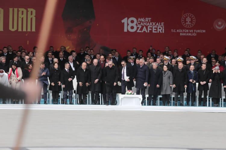 <p>Törene devlet protokolünün yanı sıra çok sayıda şehit yakını, gazi ve gazi yakınları katıldı. Tören, Cumhurbaşkanı Recep Tayyip Erdoğan'ın Türkiye Cumhuriyeti Devleti adına çelenk sunumuyla başladı. </p>
