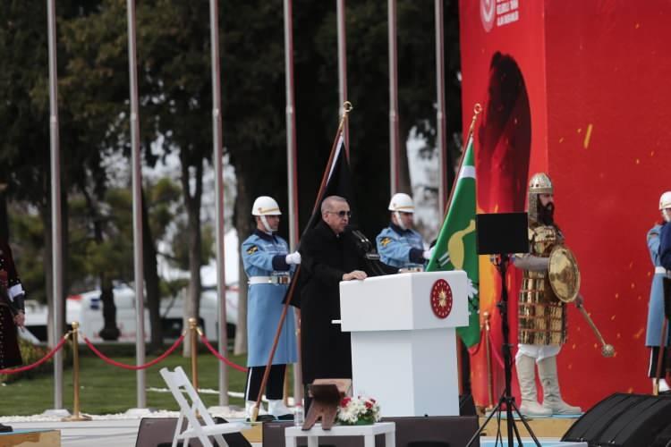 <p>İki dev ekranın kurulduğu alanda Cumhurbaşkanlığı Külliyesi'ndeki törenlere de katılan 16 Türk devletini temsil eden üniformalı askerler de yer aldı. </p>
