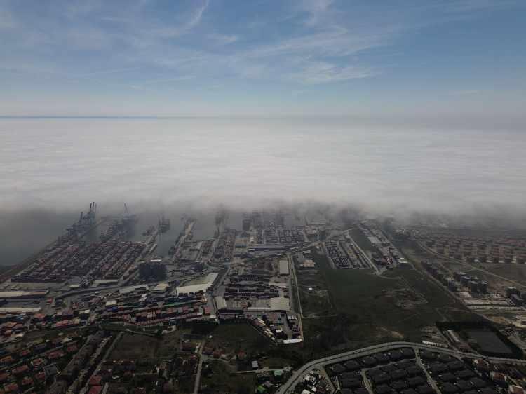 <p>İstanbul'da bugün sabah saatlerinde etkili olan sis denizi dron ile havadan görüntülendi. </p>
