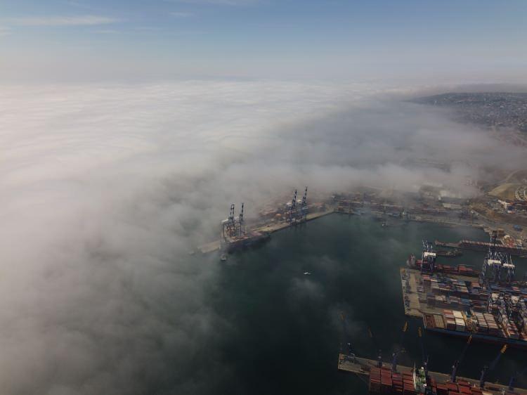 <p>Ambarlı Limanı ve Beylikdüzü Sahil kesimlerinde yoğunluğu azalan sis dron ile görüntülendi.</p>
