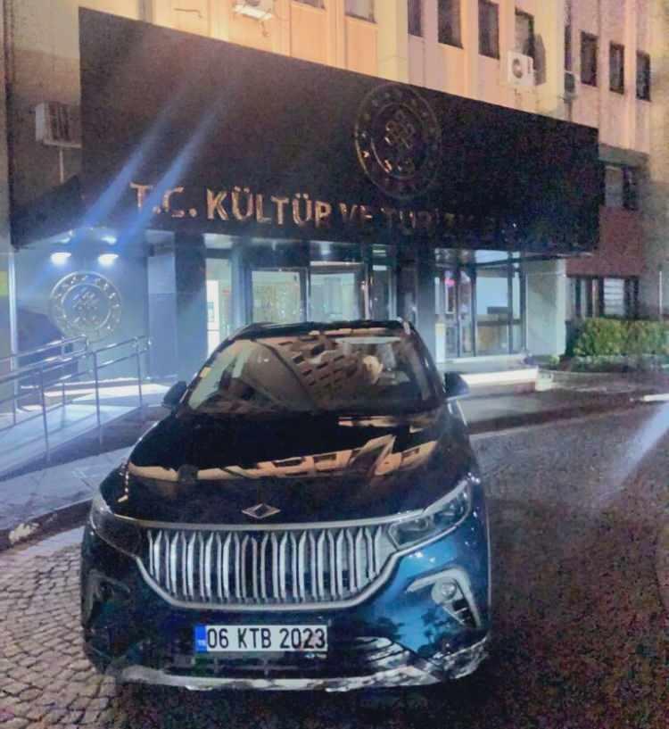<p>Bakan Ersoy, <strong>"Türkiye'nin otomobilini makam aracı olarak kullanmaya başladık. Yerli ve milli T10X akıllı cihazımız Togg ile gün sonunda yollardayız.</strong></p>
