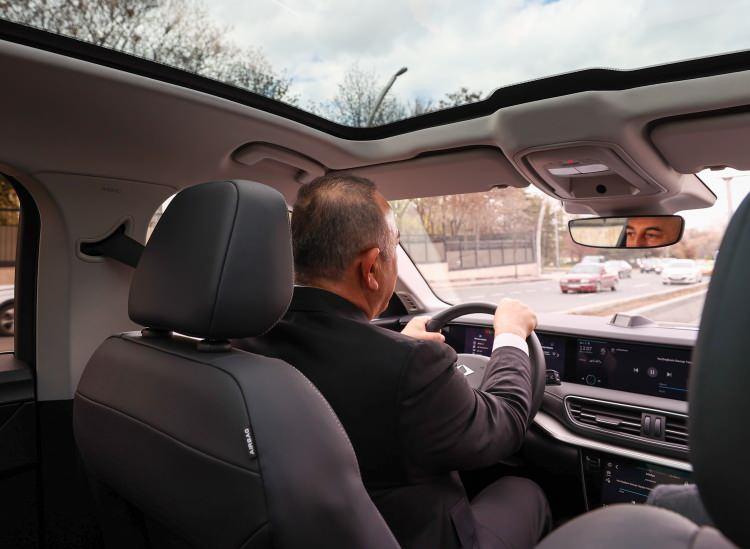 <p>Direksiyona geçerek makam aracı Togg ile ilk kez trafiğe çıkan Çavuşoğlu, Ankara Spor Salonu girişinde vatandaşlarla sohbet etti.</p>

<p> </p>

<p> </p>
