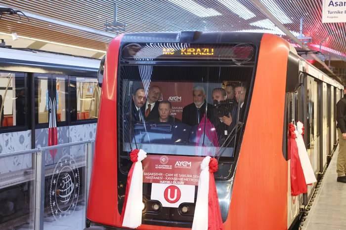 <p>Cumhurbaşkanı Recep Tayyip Erdoğan, açılışını yaptıkları Başakşehir-Kayaşehir metro hattı projesiyle 325,5 kilometreye ulaştığını açıkladı.</p>