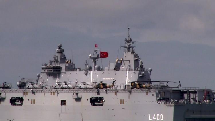 <p>Dünyanın ilk SİHA gemisi TCG Anadolu Sarayburnu'ndan hareket etti. İlk seferine çıkan TCG Anadolu, 23 Nisan Ulusal Egemenlik ve Çocuk Bayramı faaliyetleri kapsamında Boğaz geçişi ile Başkan Recep Tayyip Erdoğan'ı ve halkı selamladı.</p>

