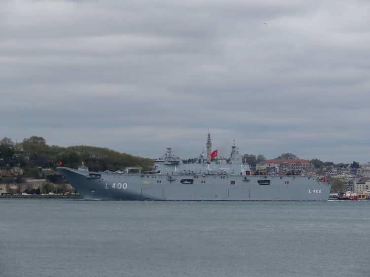 <p>Deniz Kuvvetleri Komutanlığının yeni amiral gemisi TCG Anadolu'nun köprü üstüne çıkan Akar, burada seyir subayından yapılacak Boğaz geçişine ilişkin bilgi aldı.</p>

