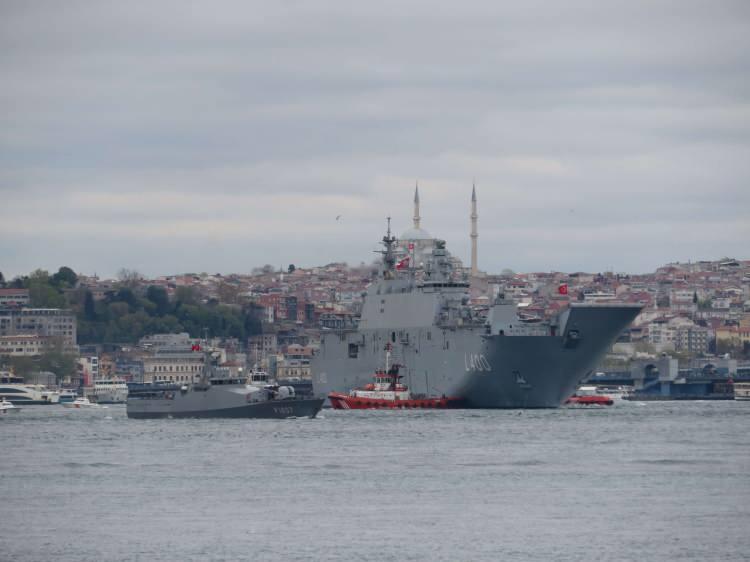 <p>Gemi komutanının <strong>"Bismillah halatlar fora"</strong> komutu sonrasında geminin limana bağlı olduğu halatlar toplandı ve batarya düdüğü çalınarak gemi seyrine başladı.</p>
