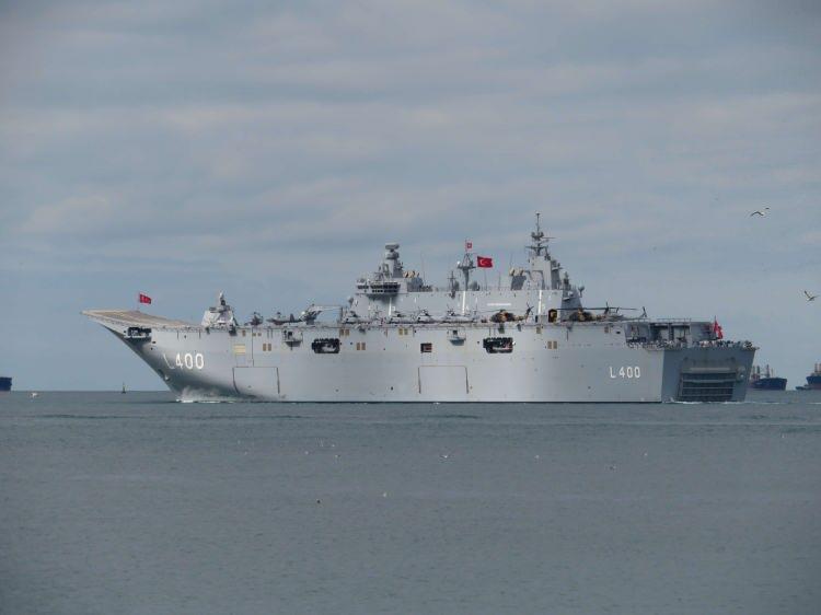 <p><strong>BAŞKAN ERDĞAN'I SELAMLADI</strong></p>

<p>TCG Anadolu, 23 Nisan Ulusal Egemenlik ve Çocuk Bayramı faaliyetleri kapsamında İstanbul Boğaz geçişi yaparak halkı selamladı. </p>

<p>Boğaz geçişi sırasında Başkan Recep Tayyip Erdoğan'ı da selamlayan TCG Anadolu'dan 21 pare top atışı yapılacak. Hava Kuvvetleri Komutanlığına bağlı uçak ve helikopterler de geçişe eşlik etti.</p>

<p>Geminin limandan ayrıldığı anlar, sahilde toplanan çok sayıdaki vatandaş tarafından ilgiyle izlendi.</p>
