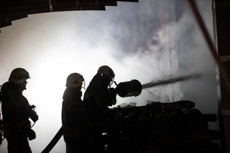 <p>İstanbul’daki 18 itfaiye istasyonundan söndürme ekiplerinin söndürme çalışmasına katıldığı yangındaki dumanlardan <a href=