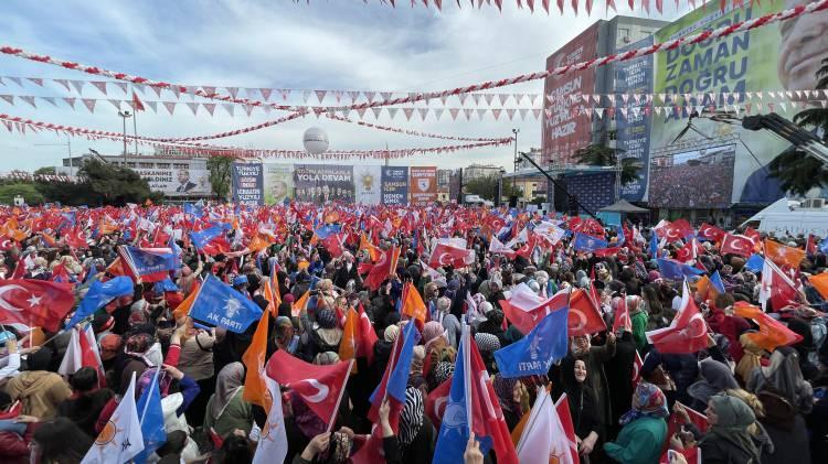 <p>120 bin kişi AK Parti'nin mitingi için Samsun Cumhuriyet Meydanı'nda toplandı. </p>