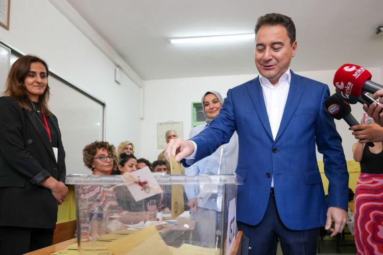 <p>Deva Partisi Genel Başkanı Ali Babacan, oyunu Ankara Bilkent'te T. Emlak <a href=