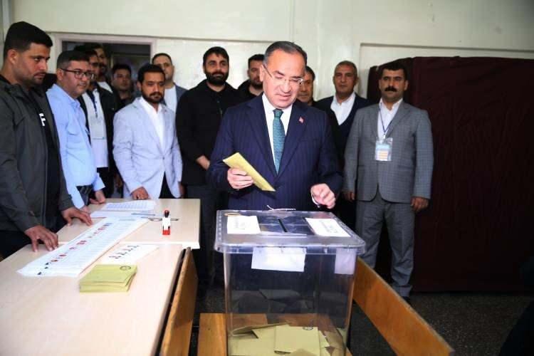 <p>Adalet Bakanı Bekir Bozdağ'ın oy kullandığı sandıkta sayım işlemleri tamamlandı. <a href=