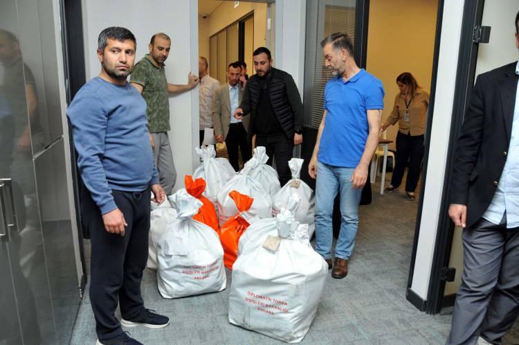 <p>Öte yandan yurt dışı seçmen kütüğüne kayıtlı seçmenler, başta İstanbul Havalimanı olmak üzere tüm gümrük kapılarında 14 Mayıs saat 17.00'a kadar oy kullanabilecek. </p>
