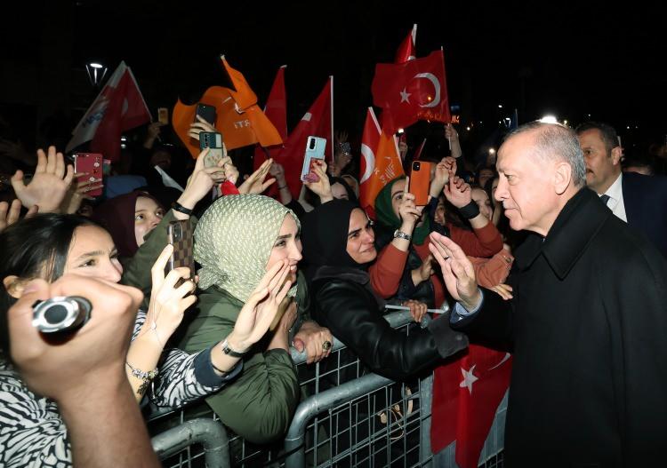 <p>Başkan Erdoğan'ı coşkulu kalabalık karşıladı.</p>