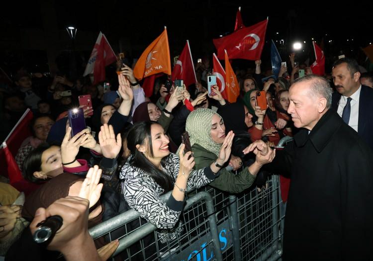 <p>Başkan Erdoğan, Kısıklı'daki konutundan ayrıldığı sırada sevgi seli oluşturan vatandaşları selamladı.</p>