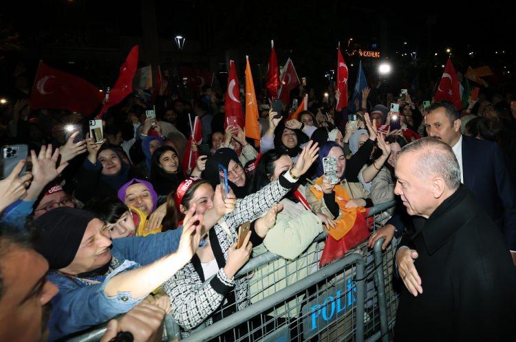 <p>Erdoğan, vatandaşlarla selamlaşmasının ardından Ankara'ya hareket etti.</p>
