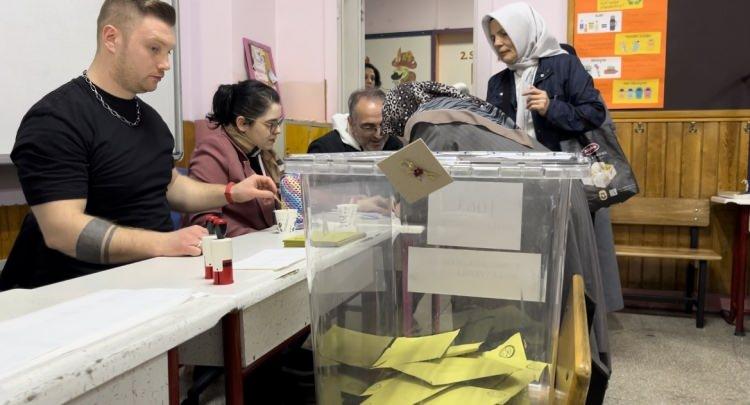 <p>Şirket, Erdoğan’ın oy oranını 0.4, Kılıçdaroğlu’nun oy oranında 1,4 sapma ile doğru buldu.</p>
