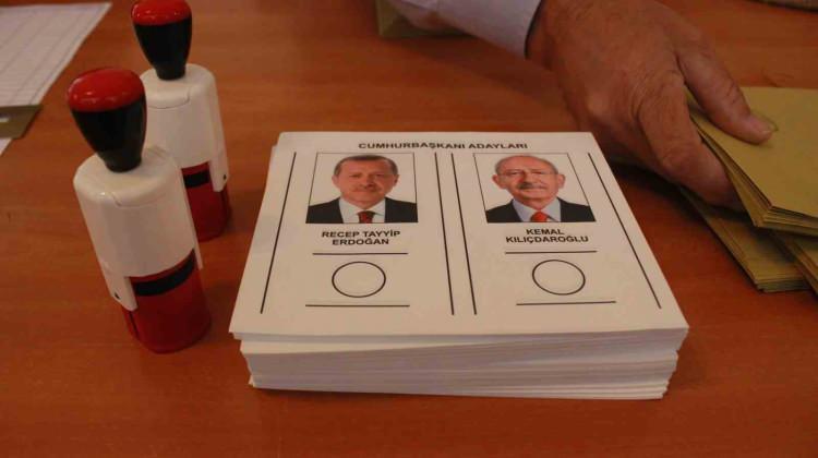 <p>Milletvekili seçiminde Cumhur İttifakı'nın ezici üstünlüğünü Cumhurbaşkanı Recep Tayyip Erdoğan'ın seçimi birinci <a href=