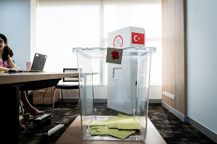 <p>Türkiye, 14 Mayıs pazar günü gerçekleşen cumhurbaşkanlığı ve milletvekili seçimlerinde yüksek katılımla <a href=