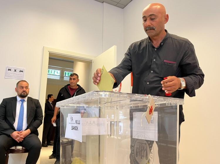 <p>Türkiye'nin Belgrad Büyükelçiliği ve Novi Pazar Başkonsolosluğunda yerel saatle 08.00'de başlayan oy verme işlemlerinde uzun kuyruklar oluştu.</p>