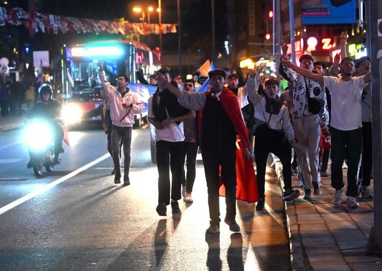 <p><strong>ANKARA</strong></p>

<p>Cumhurbaşkanı Erdoğan'a destek vermek ve sevgi gösterisinde bulunmak isteyen partililer, konvoy yaparak Ankara Kızılay Meydanı'nda sevinç gösterisinde bulundu.</p>

<p> </p>
