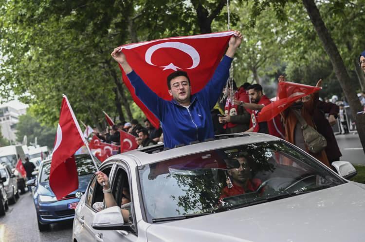 <p><strong>İSTANBUL</strong></p>

<p>Cumhurbaşkanı Recep Tayyip Erdoğan'a destek vermek ve sevgi gösterisinde bulunmak isteyen vatandaşlar Sütlüce'de bulunan AK Parti İstanbul İl Başkanlığı önünde toplandı.</p>
