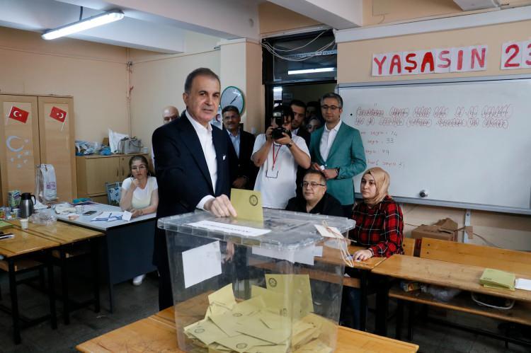 <p>ADANA'da, Cumhurbaşkanı Seçimi ikinci oylamasında AK Parti Sözcüsü ve Adana Milletvekili Ömer Çelik'in oyunu kullandığı sandıktan Kemal Kılıçdaroğlu çıktı.<br /><br />Ömer Çelik, 1066 nolu, 380 seçmeni olan sandıkta oy kullandı. 279 oyun kullanıldığı sandıkta Kemal Kılıçdaroğlu'na 163, Recep Tayyip Erdoğan'a 110 oy çıktı, 6 oy da geçersiz sayıldı.</p>
