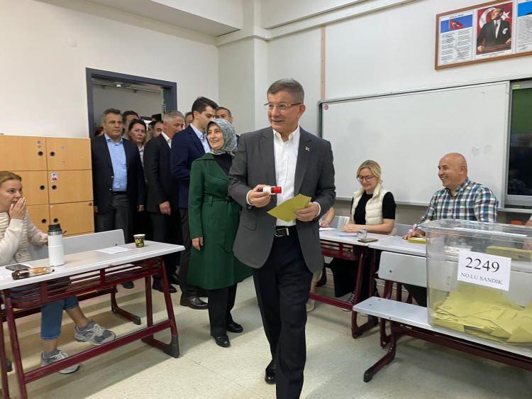 <p>CUMHURBAŞKANLIĞI 2’nci seçim turunda İstanbul’da oy kullanan Gelecek Partisi Genel Başkanı Ahmet Davutoğlu’nun sandığından Cumhurbaşkanı Recep Tayyip Erdoğan’a 83 oy çıkarken Millet İttifakı cumhurbaşkanı adayı Kemal Kılıçdaroğlu’na 254 oy çıktı.<br /><br />Ahmet Davutoğlu Eyüpsultan’da bulunan Göktürk Nejat Sabuncu İlkokulu’nda 2249 numaralı sandıkta oy kullandı. Toplam 337 oyun kullanıldığı sandıkta Cumhurbaşkanı Recep Tayyip Erdoğan’a 83 oy çıkarken Millet İttifakı cumhurbaşkanı adayı Kemal Kılıçdaroğlu’na 254 oy çıktı.</p>
