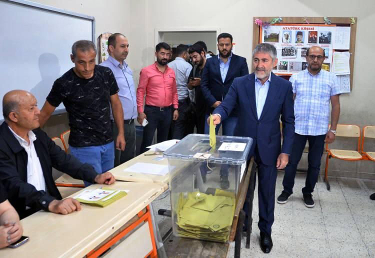<p>CUMHURBAŞKANI Seçimi ikinci oylamasında, Mersin'de, Hazine ve Maliye Bakanı Nureddin Nebati'nin oyunu kullandığı 1176 numaralı sandıkta, 305 oy kullanıldı. Recep Tayyip Erdoğan'a 188, Kemal Kılıçdaroğlu'na 116 oyun çıktığı sandıkta, oylardan 1'i ise geçersiz sayıldı</p>