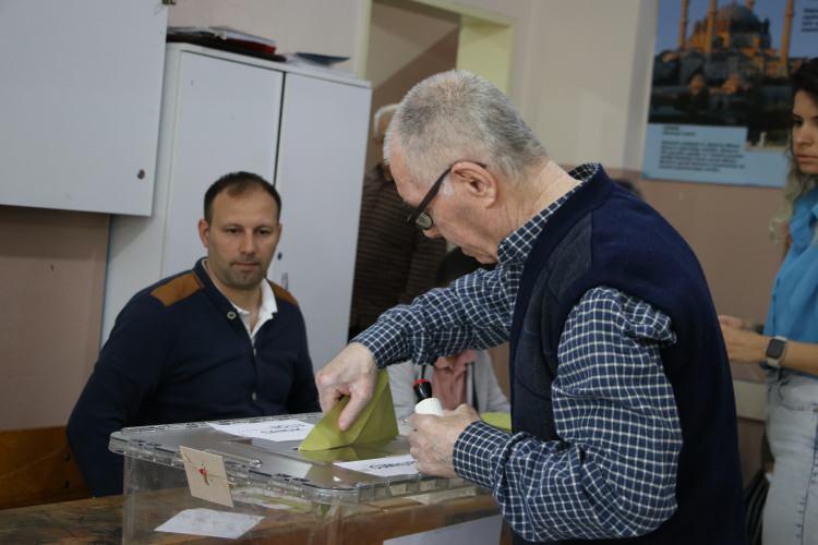 <p>Türk siyasi tarihinde ilk kez yaşanacak Cumhurbaşkanı Seçimi ikinci oylaması için oy verme işlemi 17.00'ye kadar sürecek.</p>
