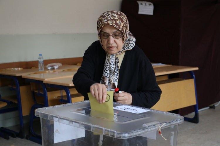 <p>Yurt dışı temsilciliklerindeki oy verme işlemi 24 Mayıs'ta sona erdi. Bulunduğu ülkede belirlenen sürede oy kullanamayanların gümrük kapılarında oy verme işlemleri de bugün saat 17.00'ye kadar sürecek.</p>
