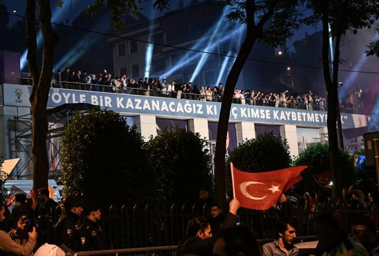 <p>Cumhurbaşkanı Recep Tayyip Erdoğan 2. tur seçimlerinde kesin olmayan sonuçlara göre yüzde 52.14 oy alarak yeniden sandıktan birinci çıktı. Yedili masa ve aşırı sol örgütlere karşı Erdoğan'ın büyük zaferiyle sonuçlanan 13. Cumhurbaşkanlığı Seçimi Türkiye'nin dört bir yanında coşkuyla kutlanıyor.</p>

<p> </p>
